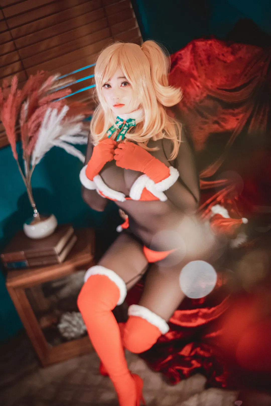 Bambi밤비浅色长发红色服饰Cosplay造型图片