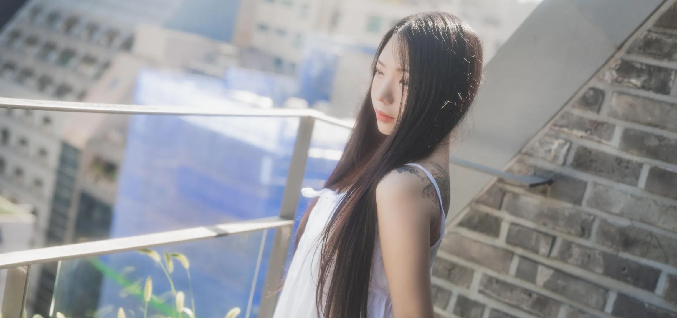 YeonHwa黑色长发白色服装造型写真
