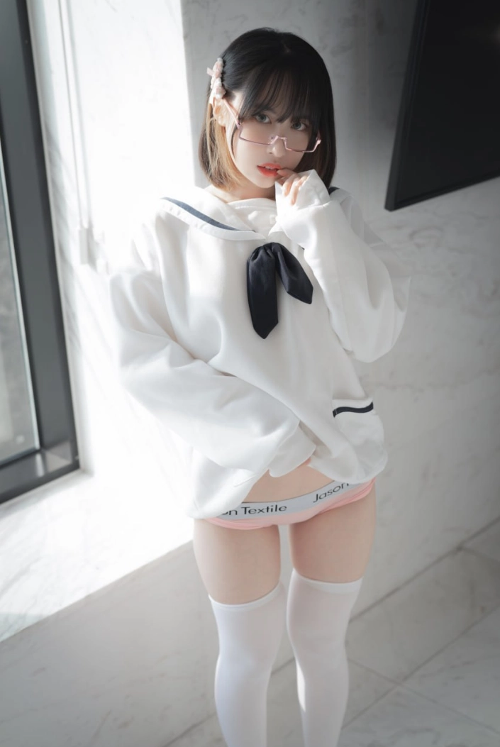 Uhye(이유혜)白色水手风服装站姿写真