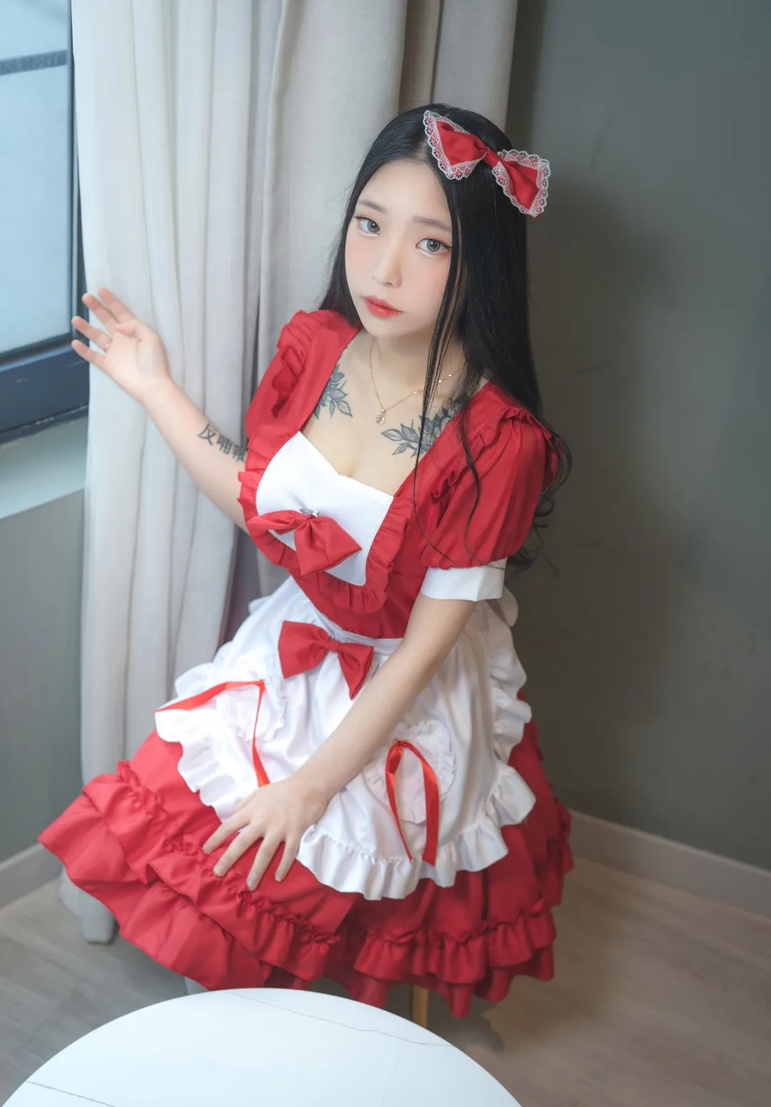 YeonHwa红白主题服装室内坐姿照片