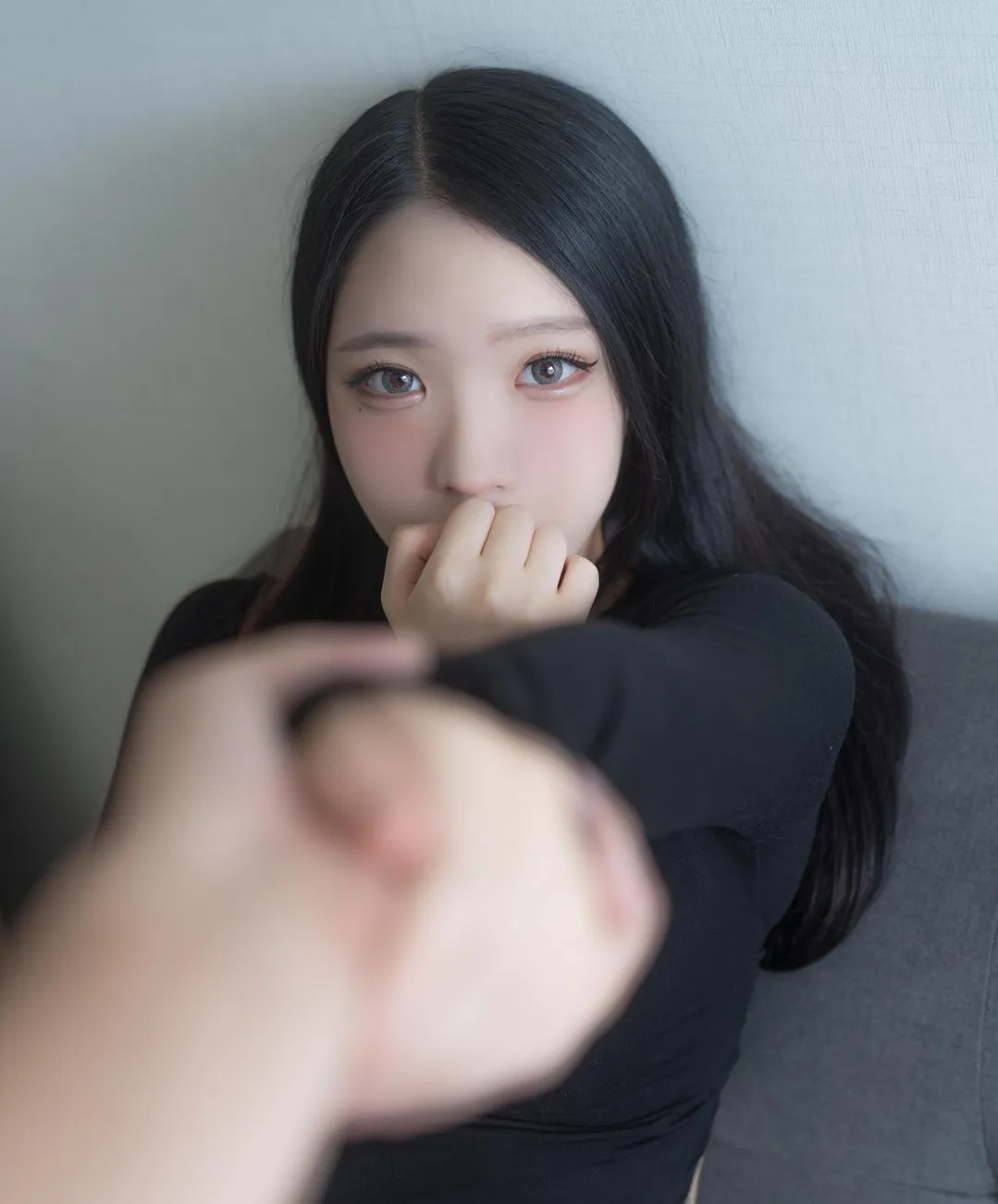 YeonHwa黑色服装近距离镜头照片