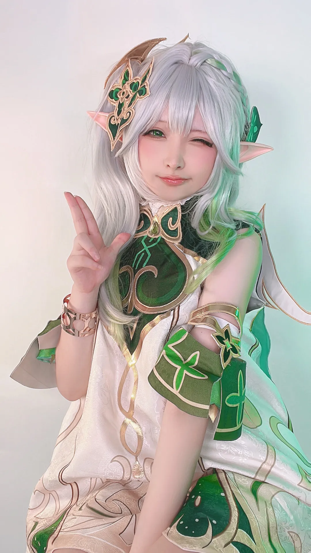 樱梨梨Eriri作品目录与编号更新 樱梨梨Eriri绿色角色扮演服装近景照片