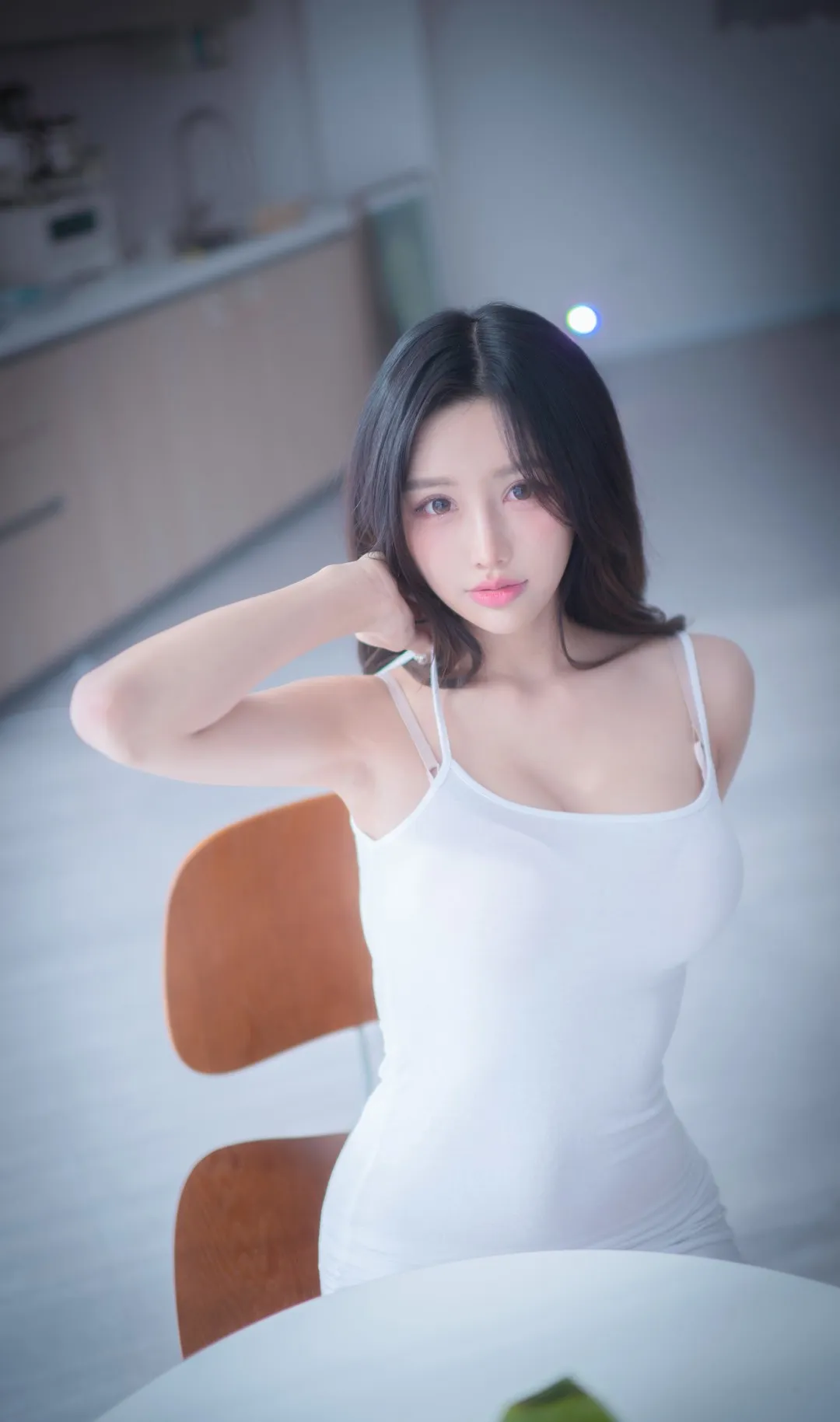 YeonYu白色服装坐姿室内写真