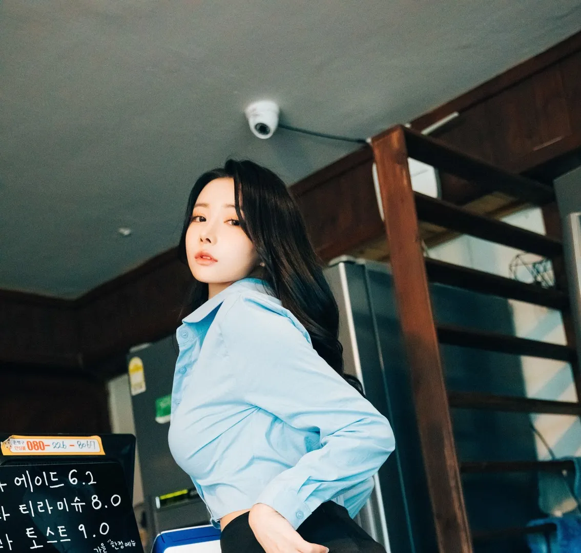 YeonYu蓝色衬衫黑发室内写真