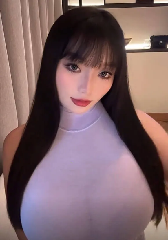 奈奥米Naomi作品目录与编号更新 奈奥米Naomi长发造型和浅色服装近距离自拍画面