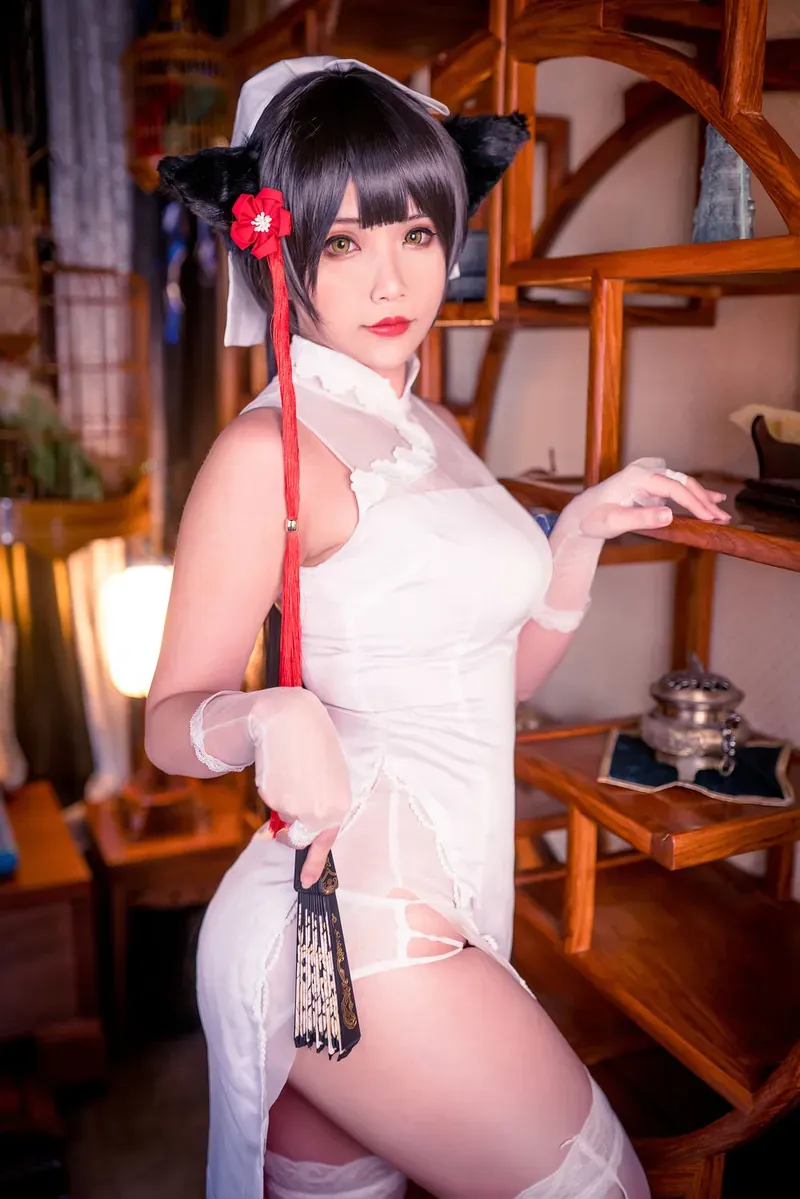 Hana Bunny白色角色服装与红色配饰cos造型