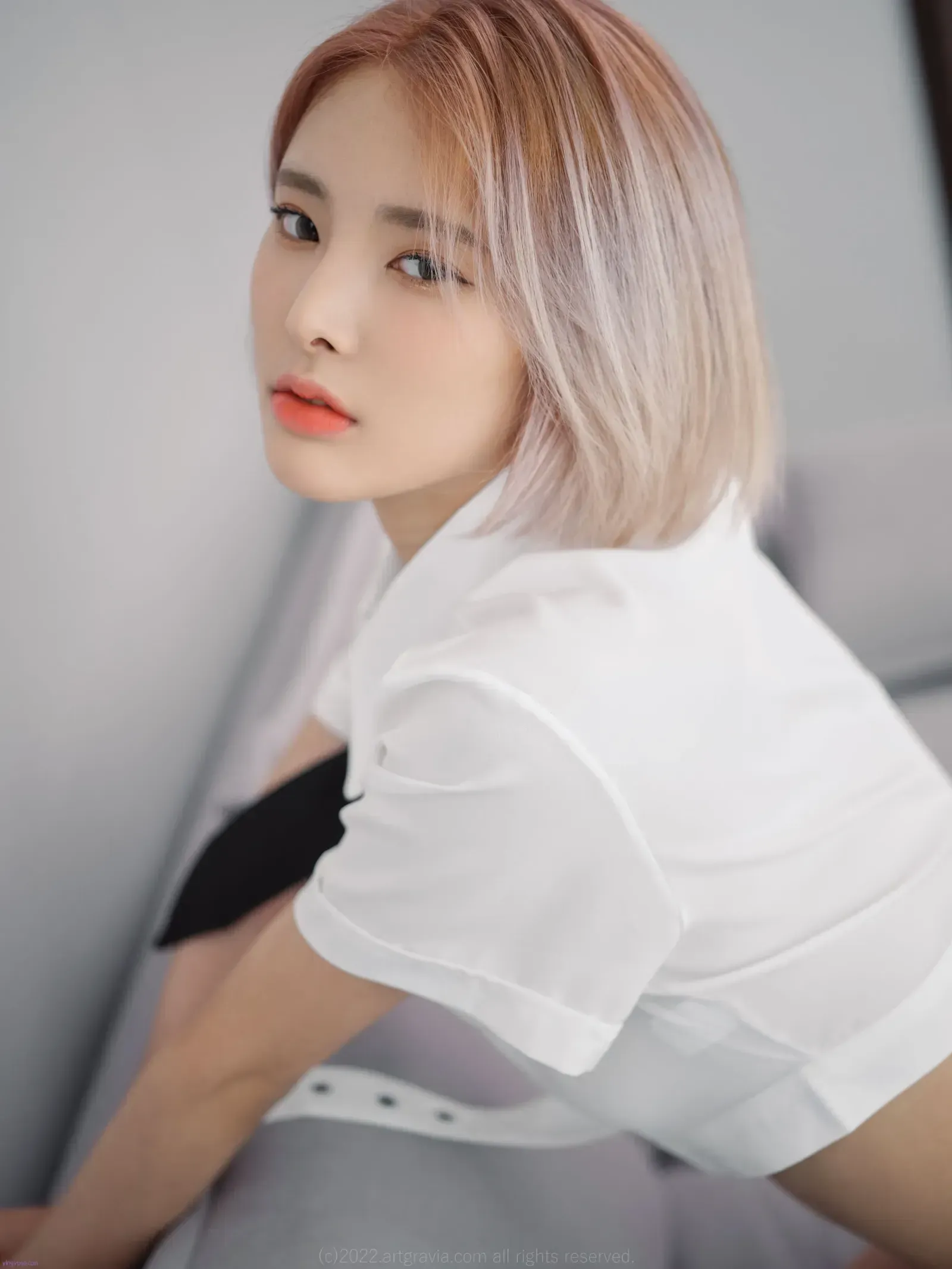 Hyoyeon(김효연)短发白色服装近景写真图片