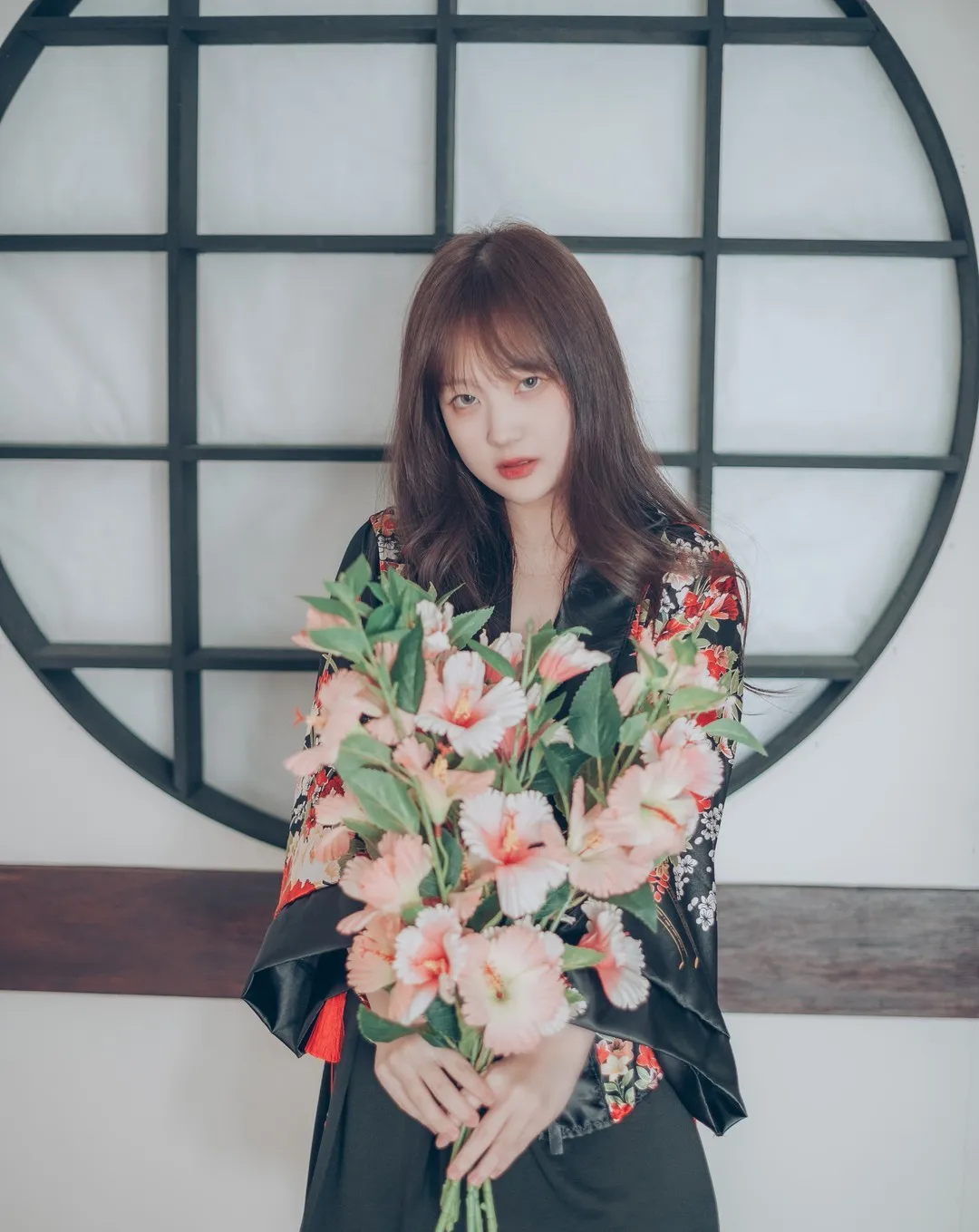 Sia(시아)黑色花纹服装手持花束造型