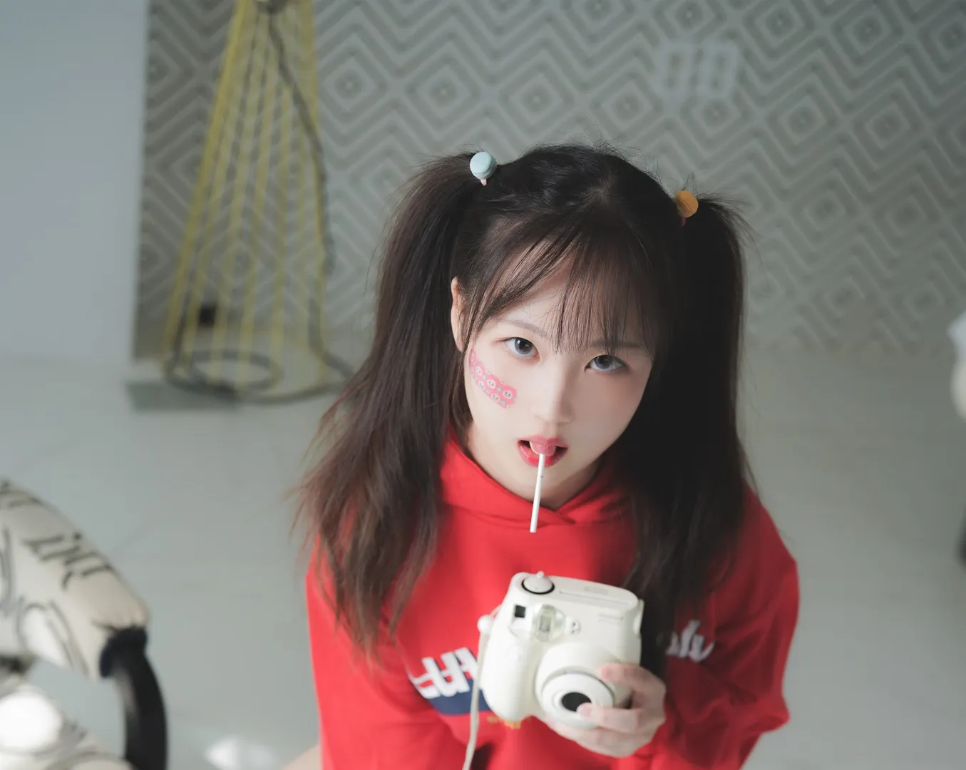 Sia(시아)红色服装手持相机室内造型