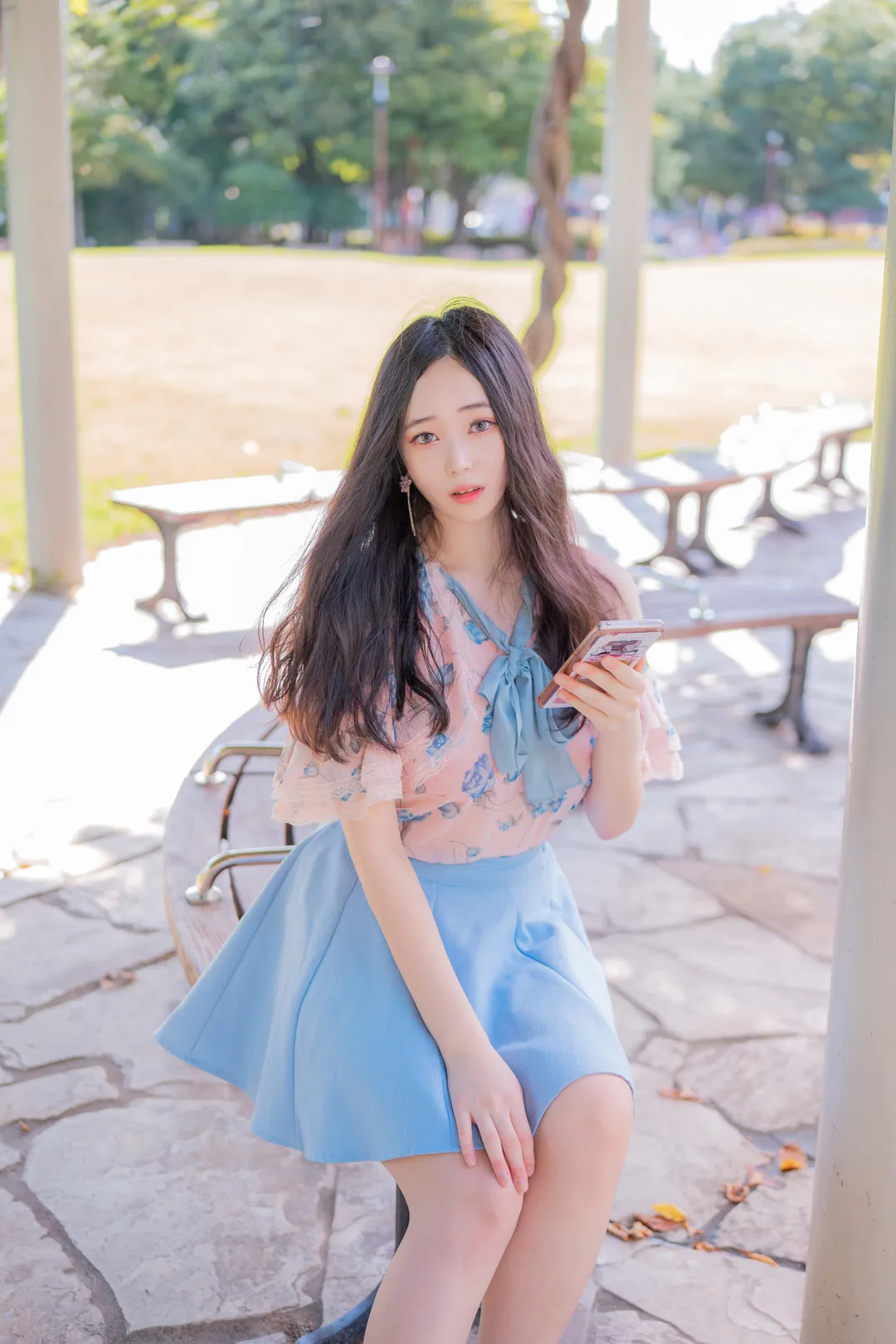 Bambi밤비户外坐姿蓝色服装写真图片