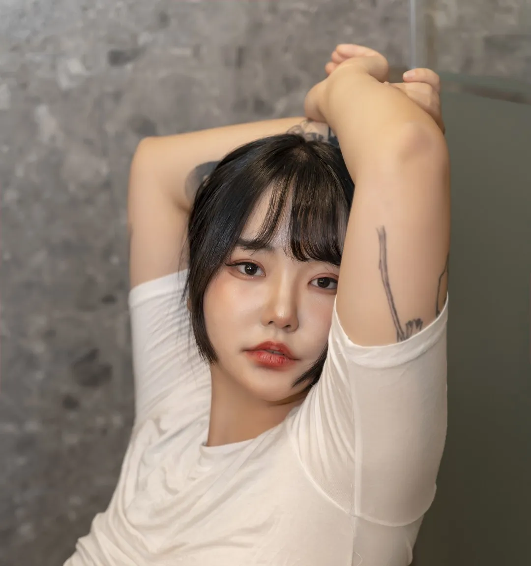 BoyeonJeon(전보연)白色上衣与室内灰色背景写真