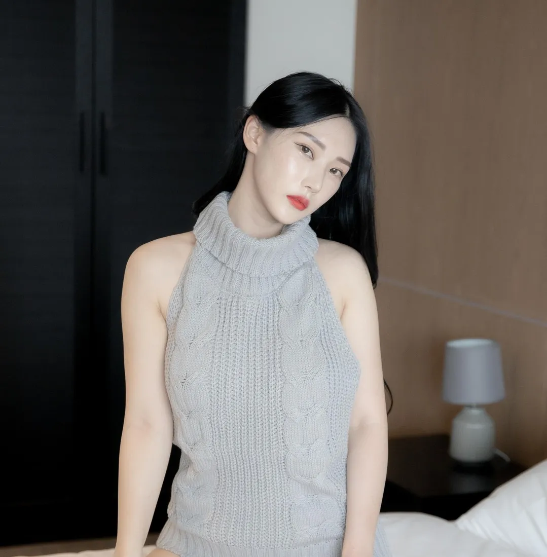 Riha(리하)黑色长发灰色针织服装室内写真
