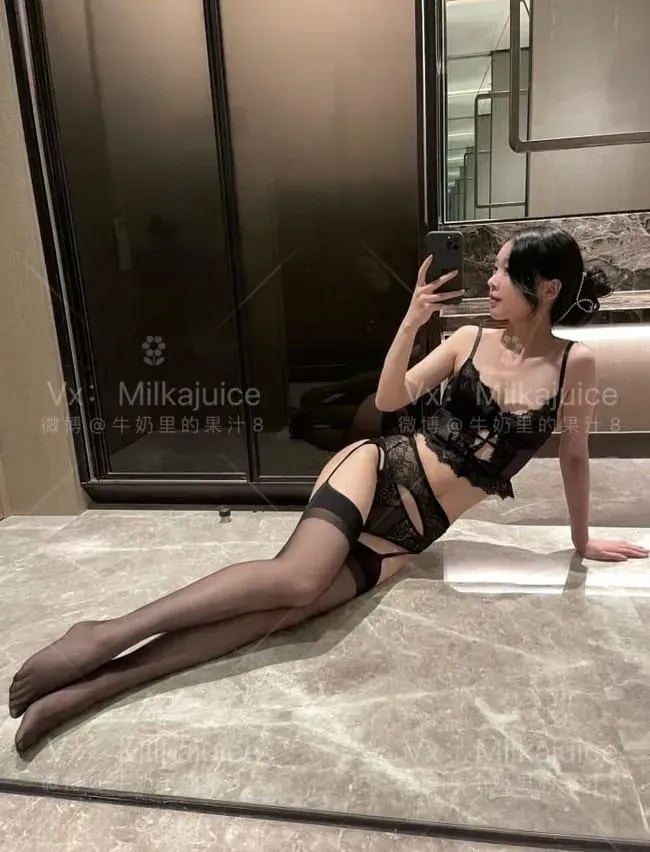 妲己Toxic作品目录与编号更新 妲己Toxic黑色服装室内坐姿照片