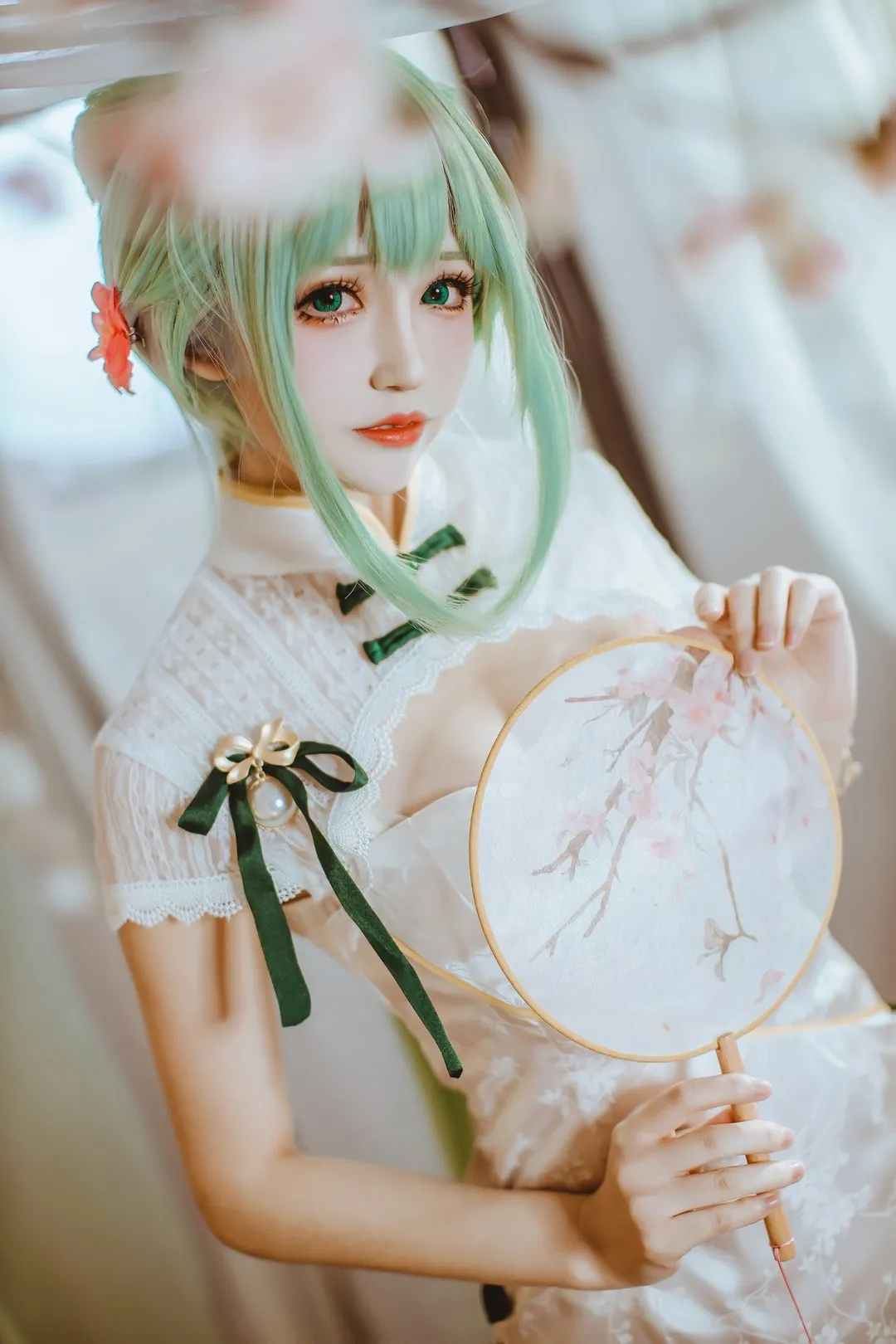 coser衣衣作品目录与编号更新 coser衣衣绿色短发角色与白色服装近景