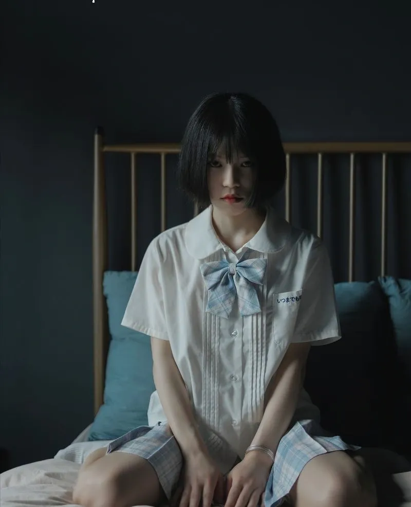 灰镜Chamber白色服装室内艺术摄影作品