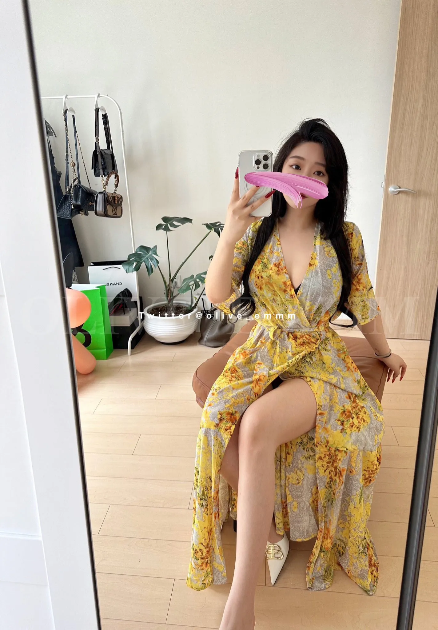 olive_emmm黄色印花裙室内坐姿自拍图