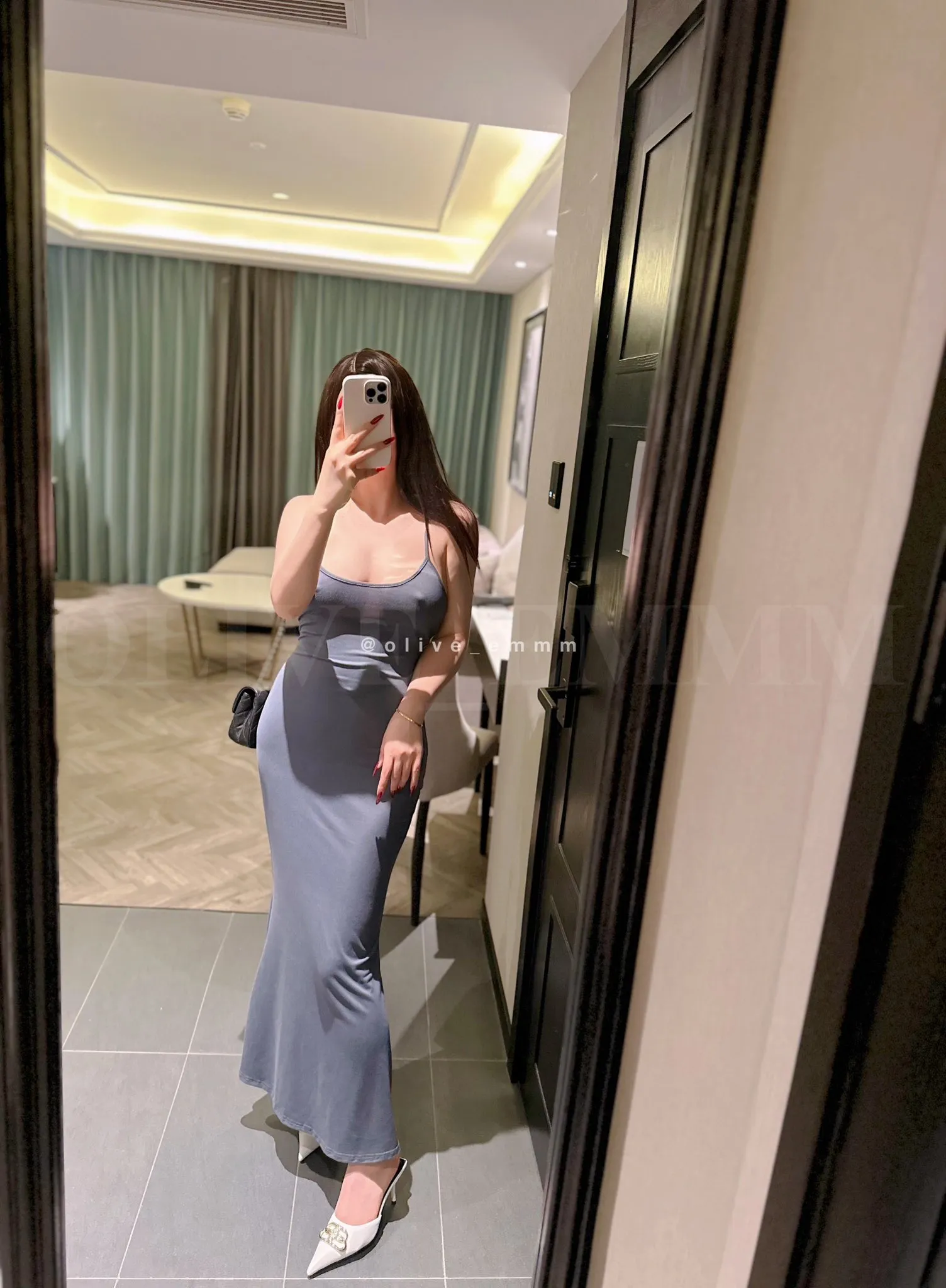 olive_emmm蓝色长裙室内镜面自拍图
