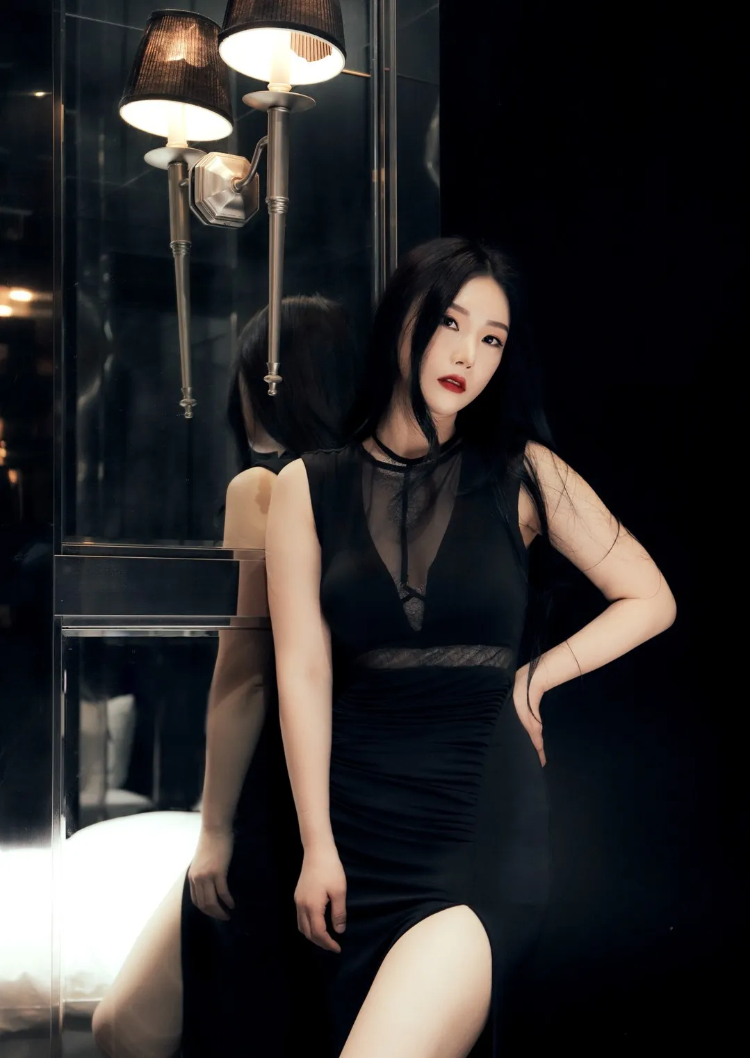 Riha(리하)黑色服装深色背景光影写真