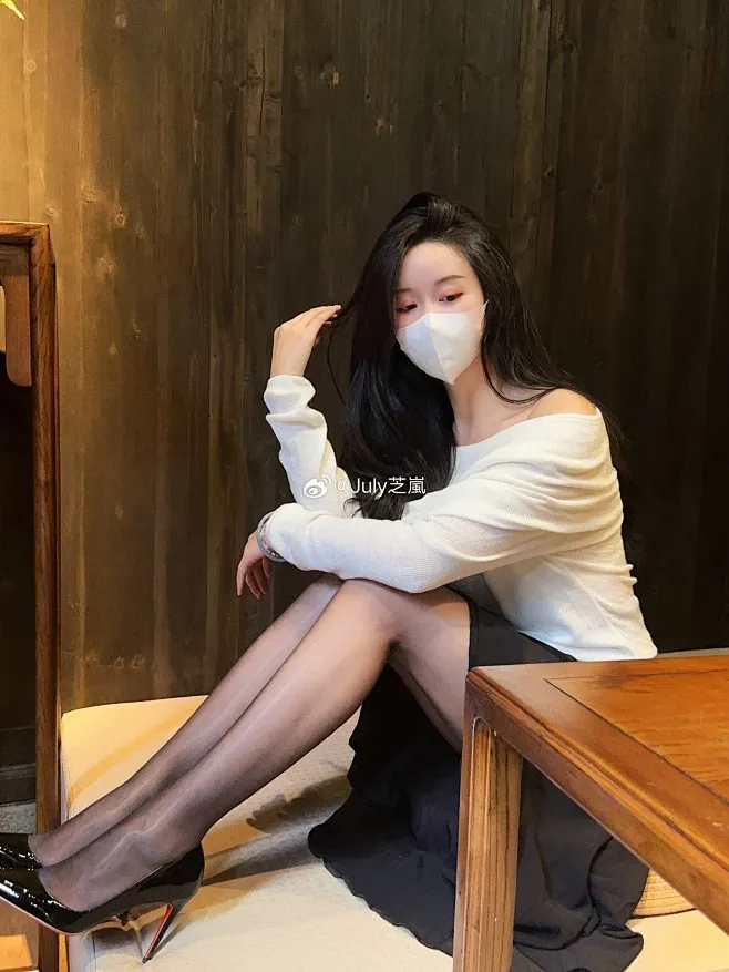 软妹小九九（July芝岚）黑白服装室内写真