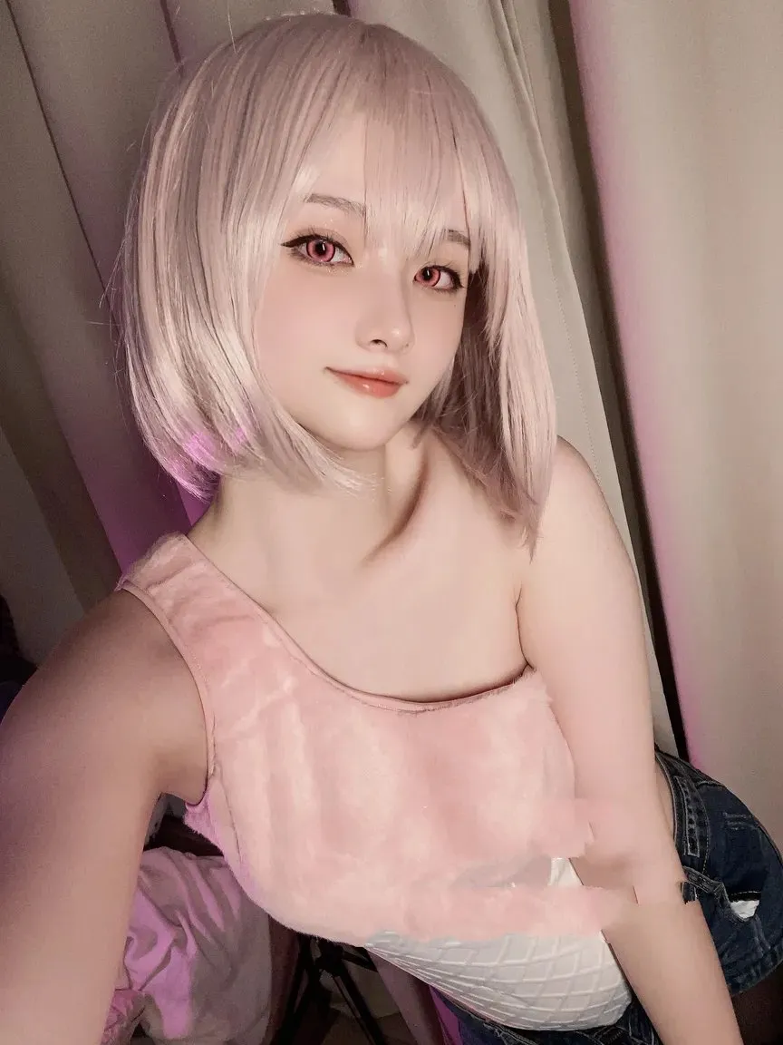 屿鱼Yukako白色短发浅色服装自拍造型