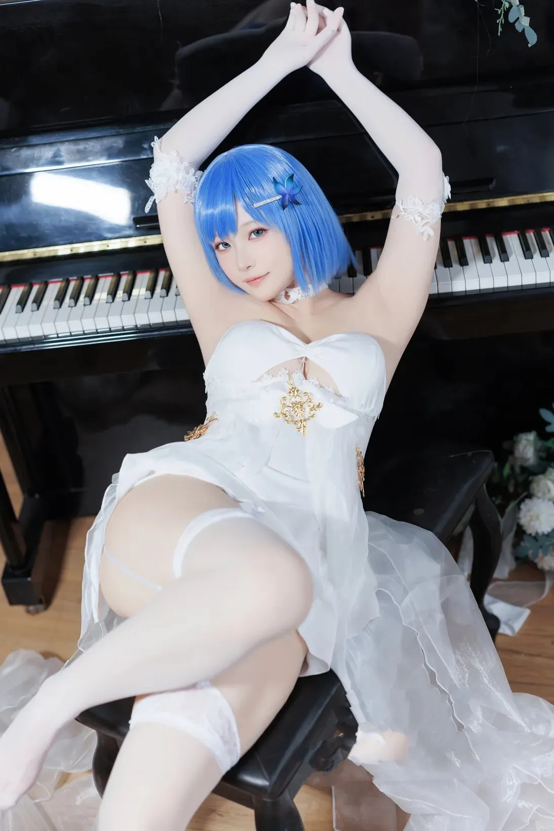 屿鱼Yukako蓝色假发白色服装钢琴背景坐姿照片