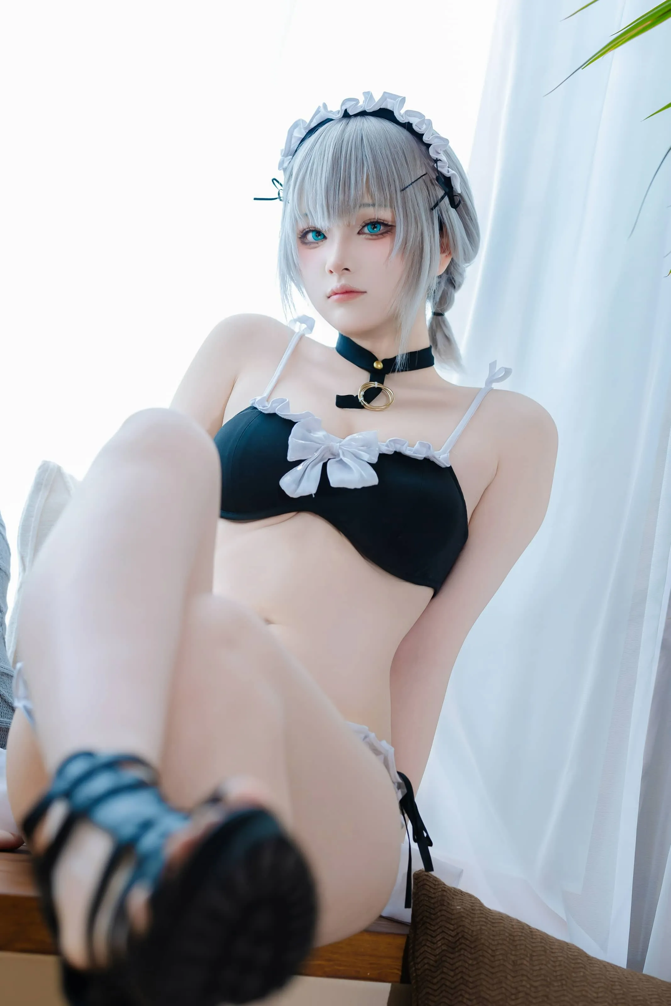 屿鱼Yukako黑白服装银灰短发室内造型照片
