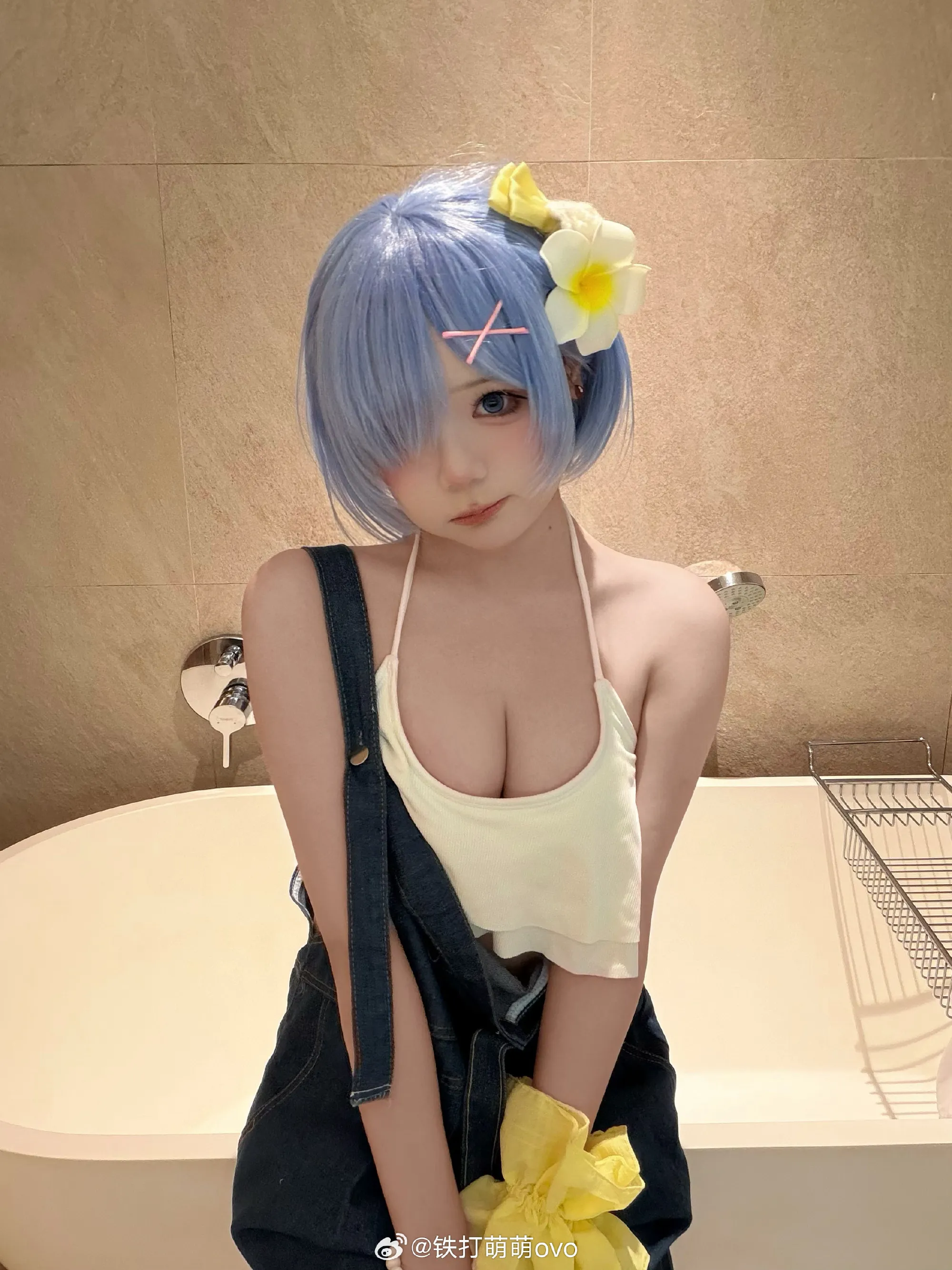 铁打萌萌_moi作品目录｜作品编号、合集列表与最新更新 铁打萌萌_moi蓝色短发造型与浅色服装搭配