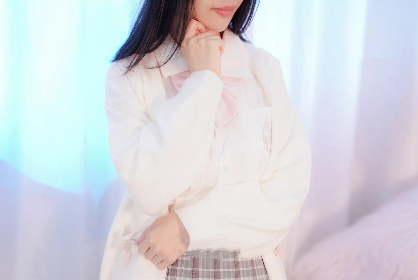 铃木美咲作品目录|作品编号、合集列表与最新更新 铃木美咲白色服装造型室内近景