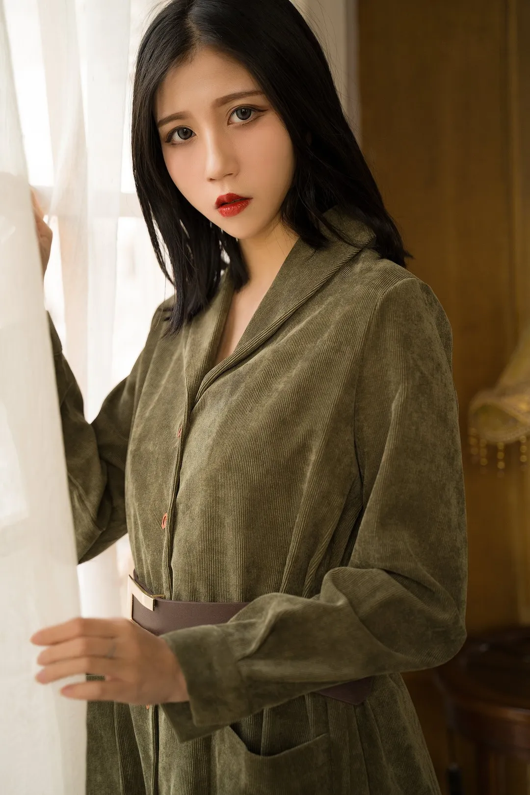 Cazi姬纪作品目录｜作品编号、合集列表与最新更新 Cazi姬纪深色长发与简约服装造型
