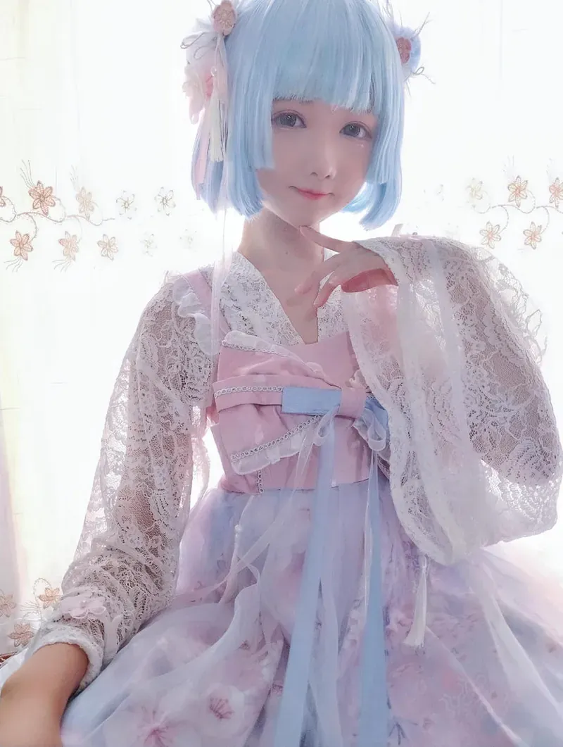 羽天Shine作品目录｜作品编号、合集列表与最新更新 羽天Shine蓝色短发浅色裙装造型图片
