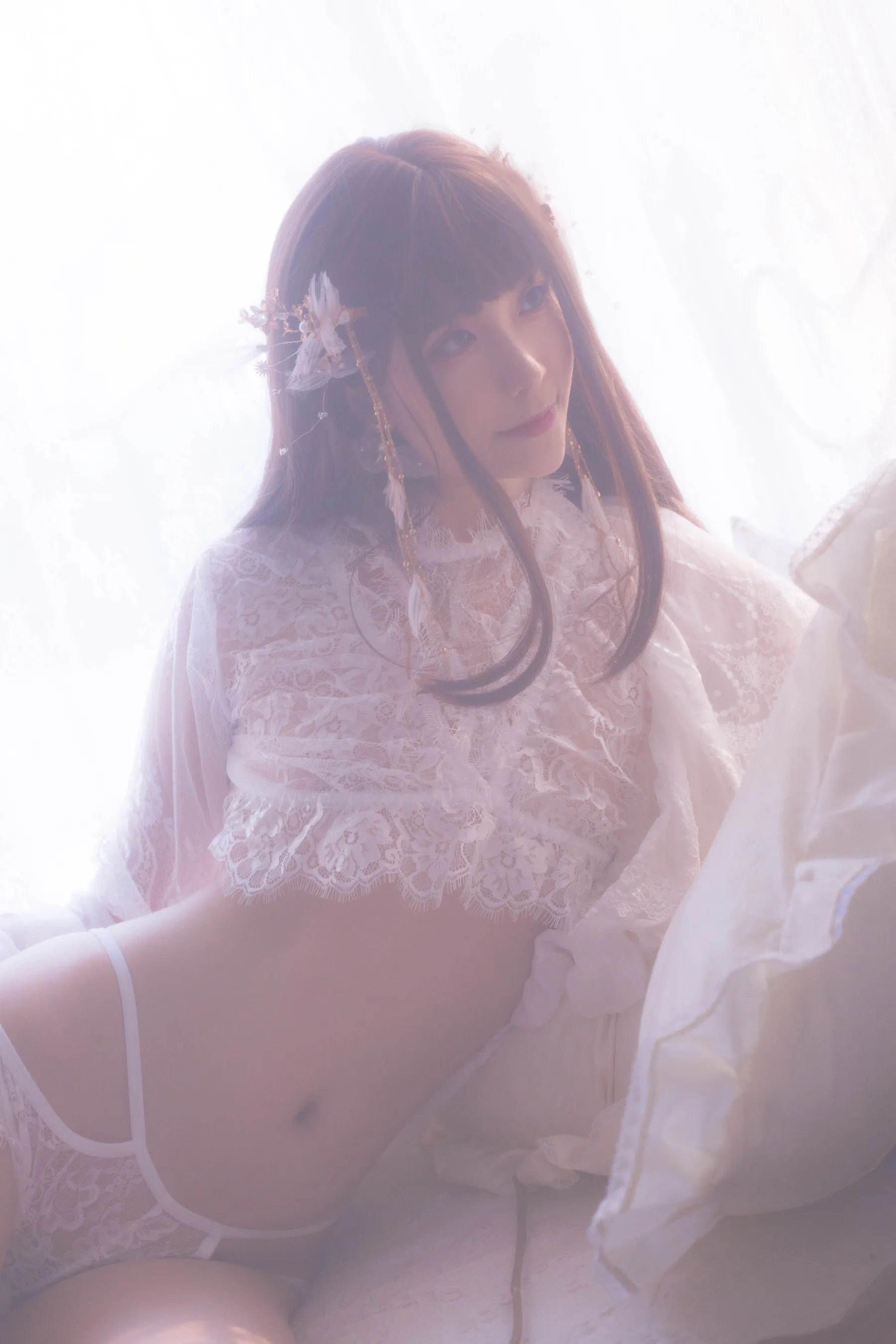 Leah梓未作品目录｜作品编号、合集列表与最新更新 Leah梓未白色蕾丝服装与长发造型的人像画面