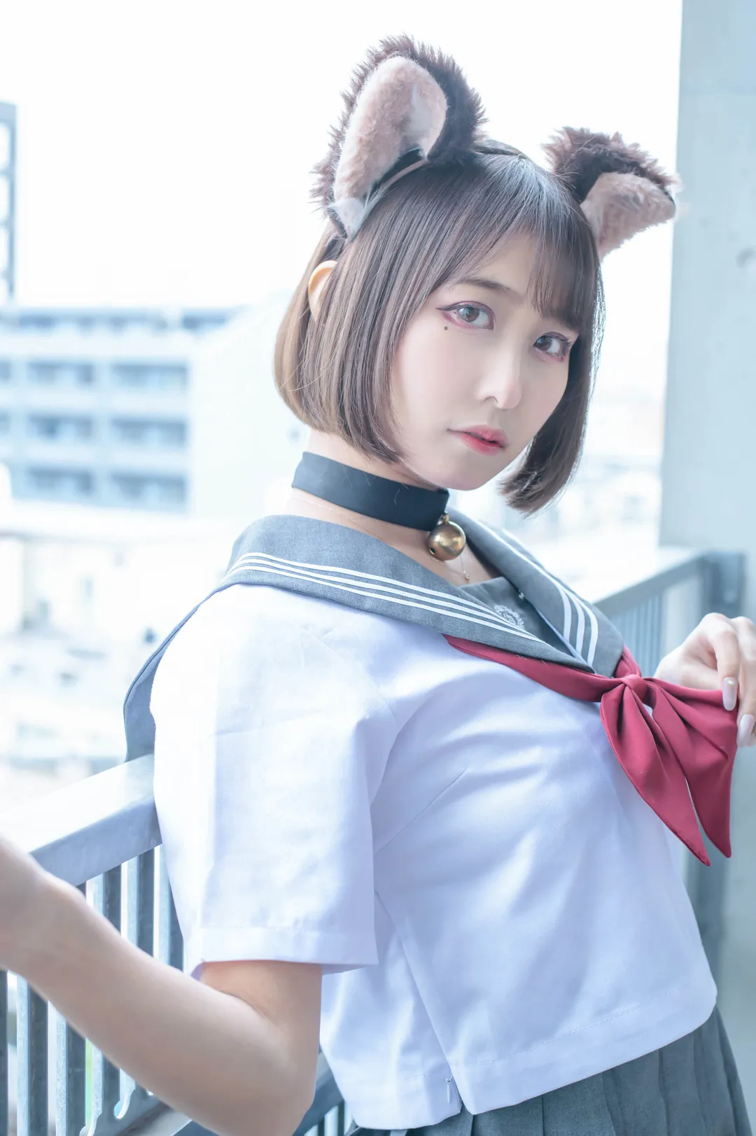 月城委員会作品目录｜作品编号、合集列表与最新更新 月城委員会白色制服造型与猫耳配饰近景