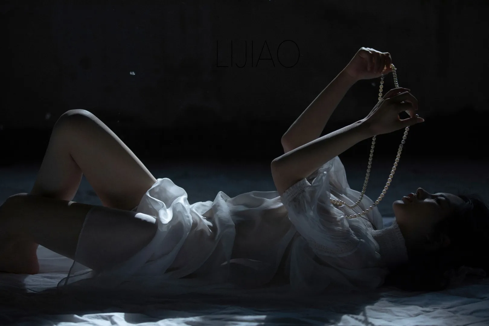 LIJIAO李娇作品目录｜作品编号、合集列表与最新更新 LIJIAO李娇白色服装侧躺姿态艺术摄影