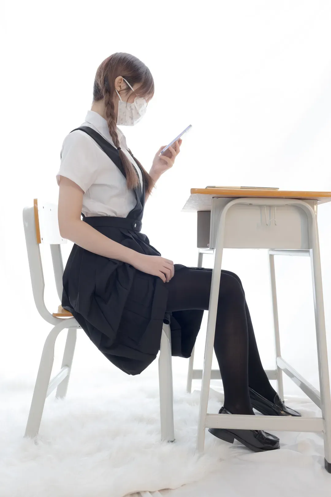 少女秩序作品目录｜作品编号、合集列表与最新更新 少女秩序白色制服造型与室内近景