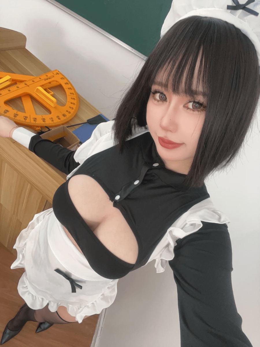 Tina很妖孽呀作品目录|作品编号、合集列表与最新更新 Tina很妖孽呀黑白服装造型的室内近景照片