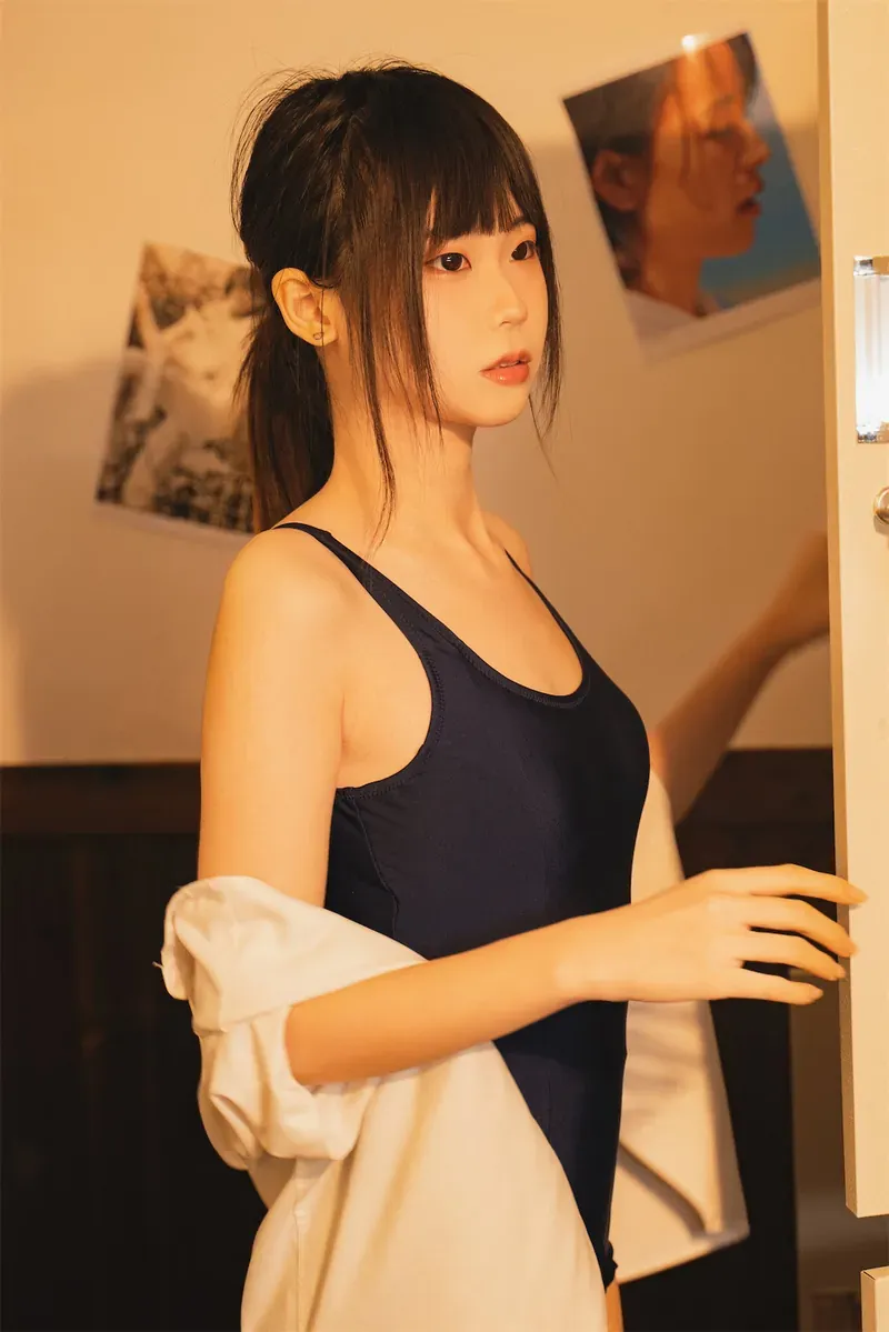 安曜曜作品目录｜作品编号、合集列表与最新更新 安曜曜黑色背心造型的室内站立照片