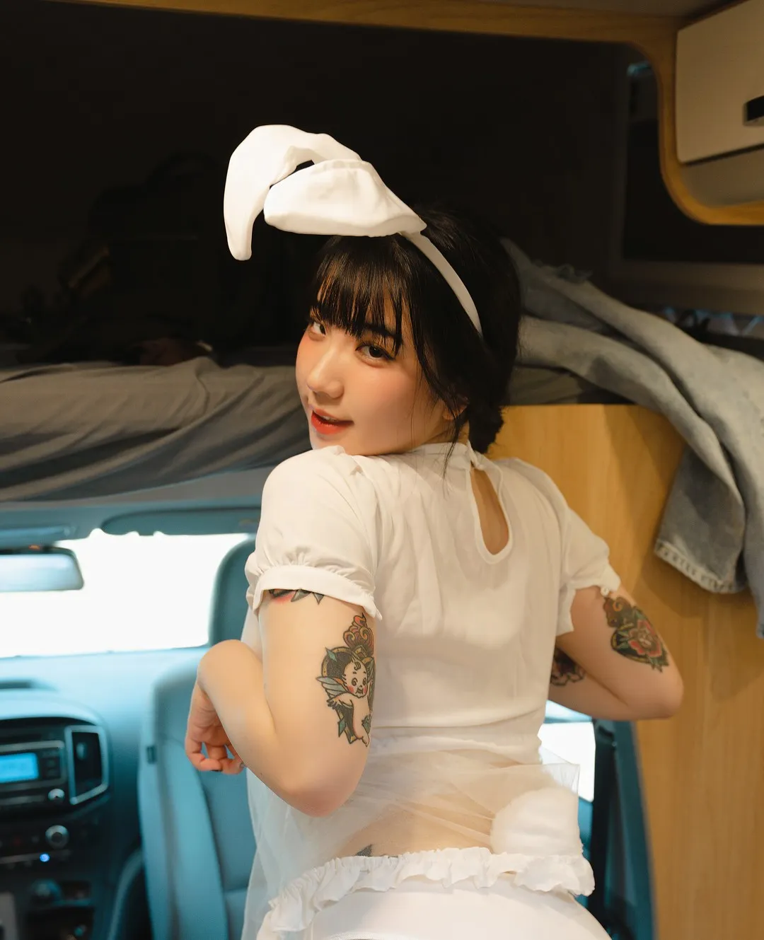 echih作品目录|作品编号、合集列表与最新更新 echih白色制服造型与室内近景
