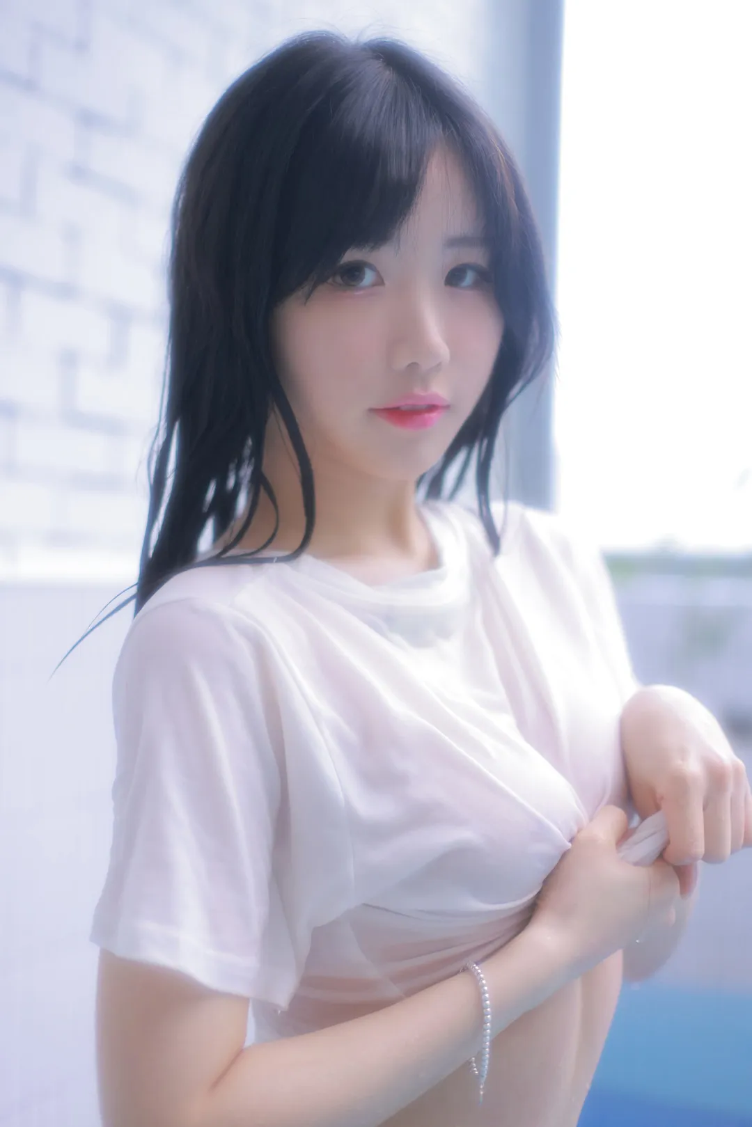 Monthly Addielyn作品目录与编号更新 Monthly Addielyn穿白色上衣的近景照片