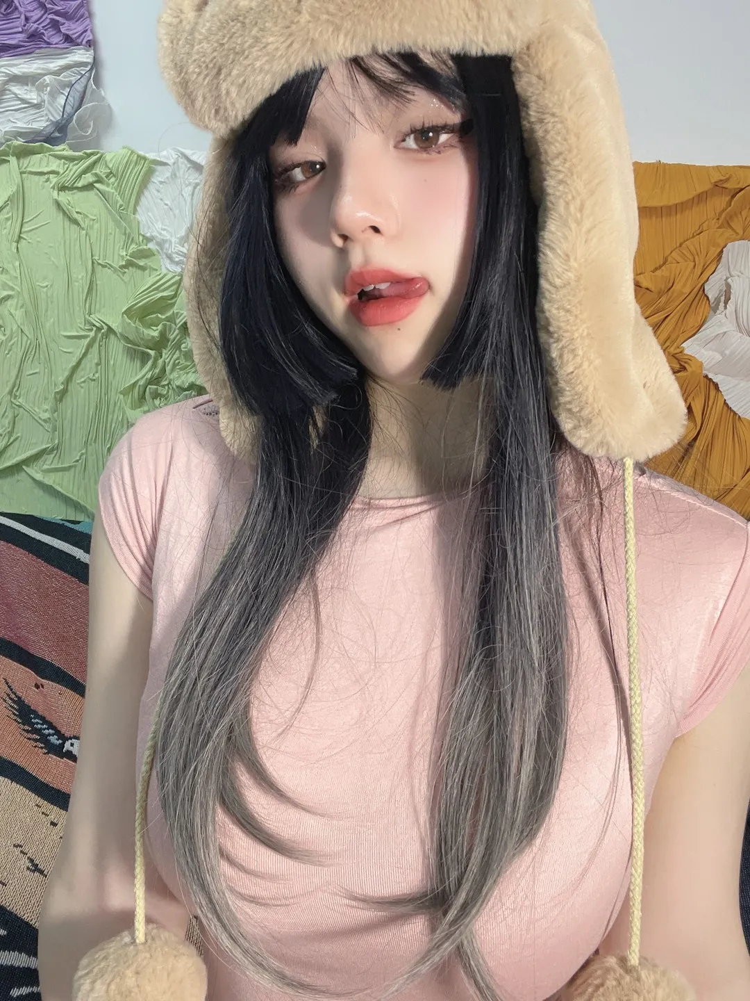 葱油饼er作品目录｜作品编号、合集列表与最新更新 葱油饼er粉色服装造型与长发近景