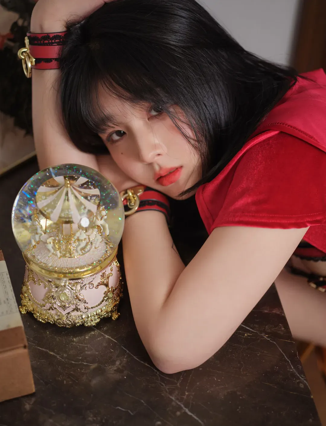 ARTGRAVIA作品目录｜作品编号、合集列表与最新更新 ARTGRAVIA红色服装室内照片