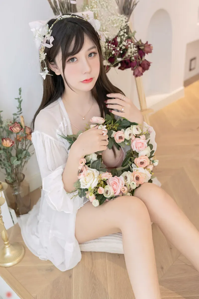 ELaine作品目录｜作品编号、合集列表与最新更新 ELaine白色服装与花束造型近景