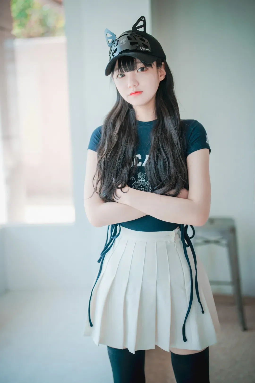 JeongJenny(정제니)作品目录|作品编号、合集列表与最新更新 JeongJenny(정제니)黑色帽饰与白色裙装造型照片