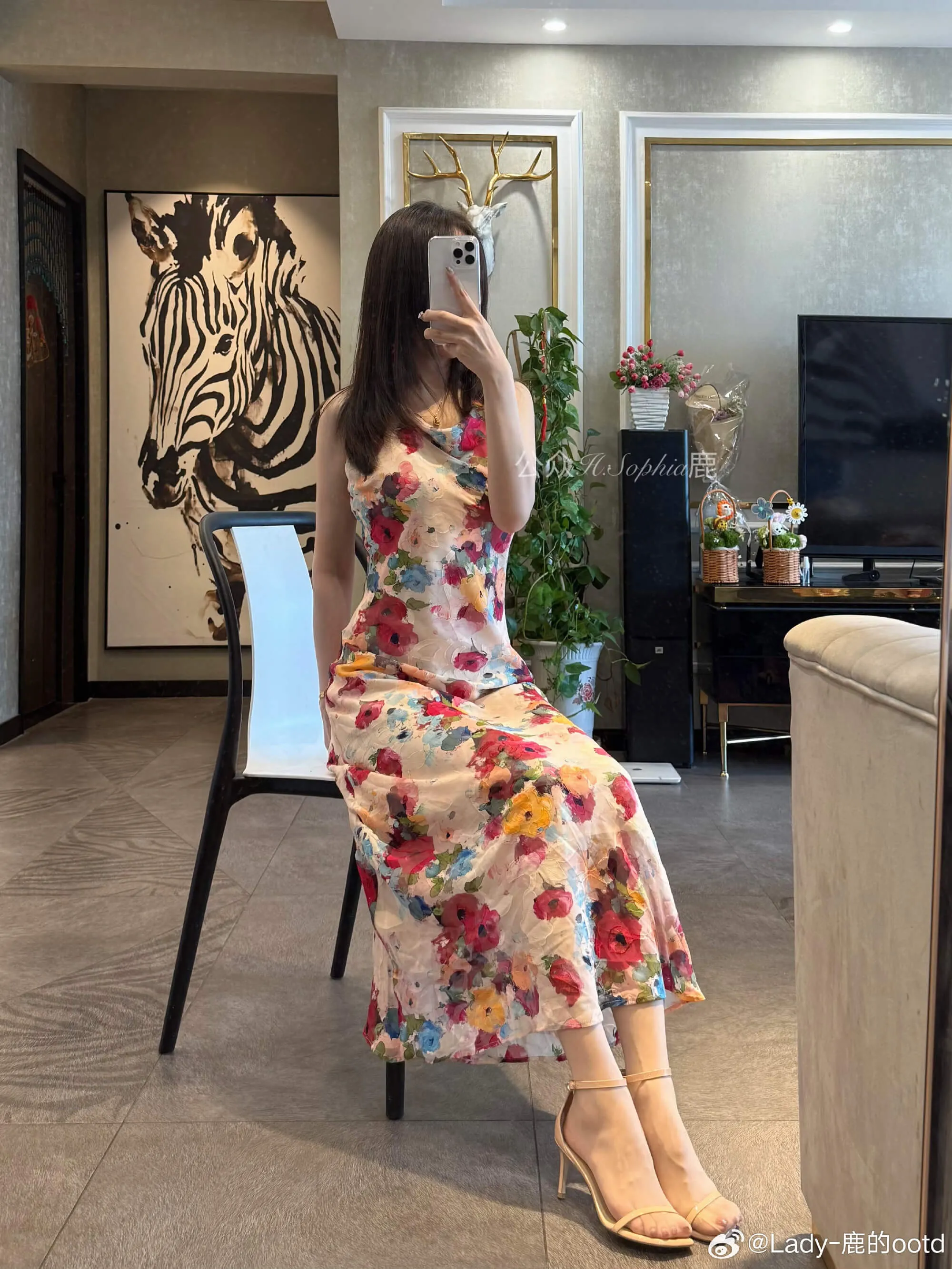 Lady鹿的ootd作品目录｜作品编号、合集列表与最新更新 Lady鹿的ootd花卉连衣裙造型室内照片