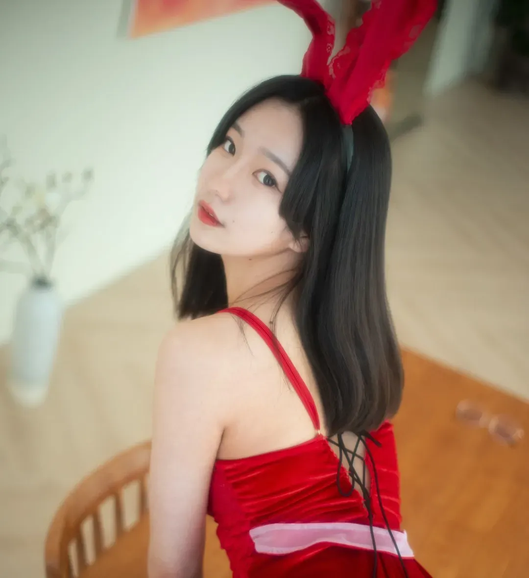 Sehee(세희)作品目录|作品编号、合集列表与最新更新 Sehee(세희)红色服装造型室内照片
