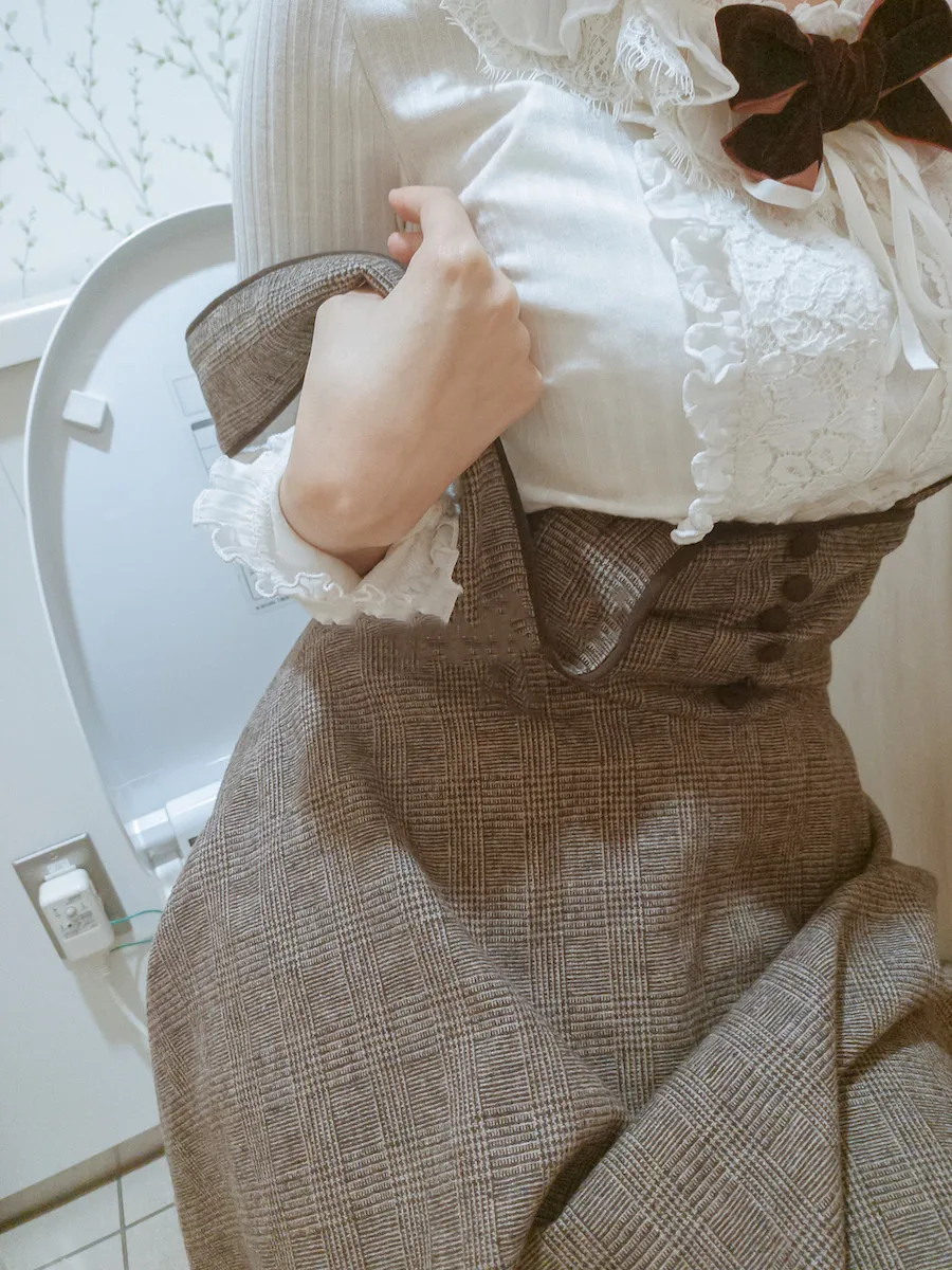 铃木美咲作品目录|作品编号、合集列表与最新更新 铃木美咲格纹裙装造型局部照片
