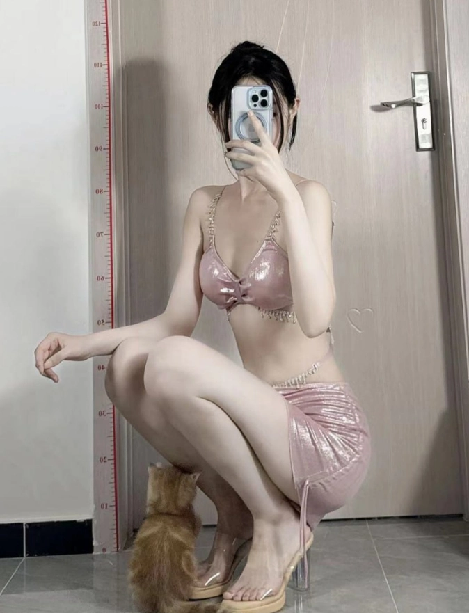 不爱穿shoes作品目录｜作品编号、合集列表与最新更新 不爱穿shoes粉色服装长发自拍造型照片