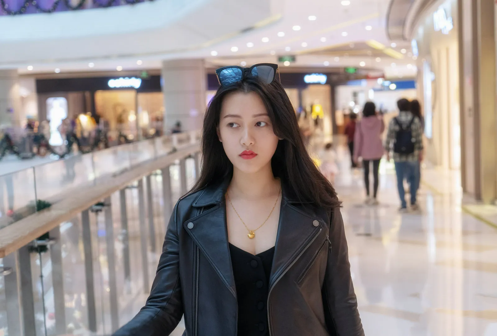 LeoChen作品目录|作品编号、合集列表与最新更新 LeoChen黑色服装商场环境造型