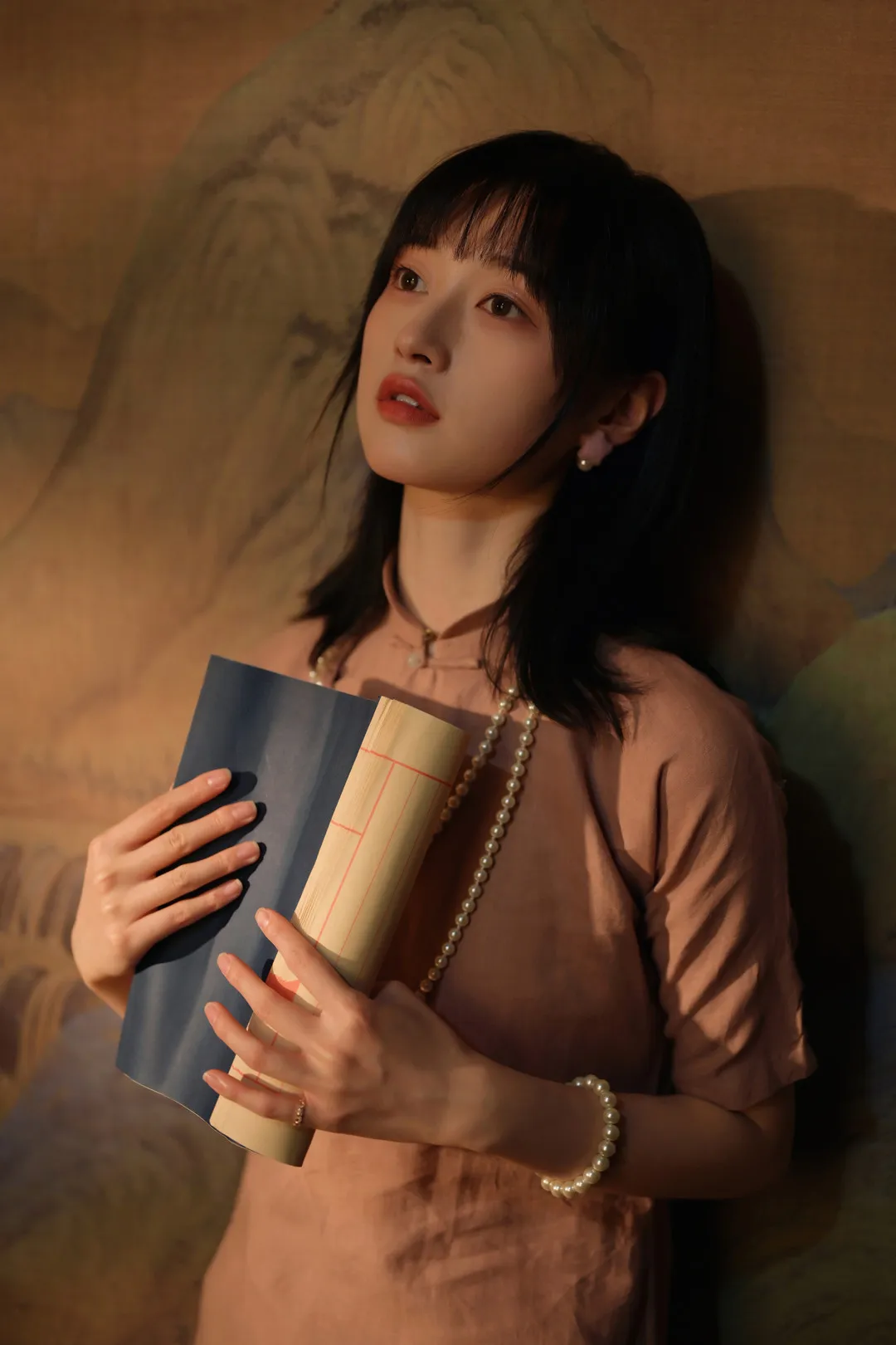 YALAYI雅拉伊作品目录|作品编号、合集列表与最新更新 YALAYI雅拉伊 暖色室内阅读造型
