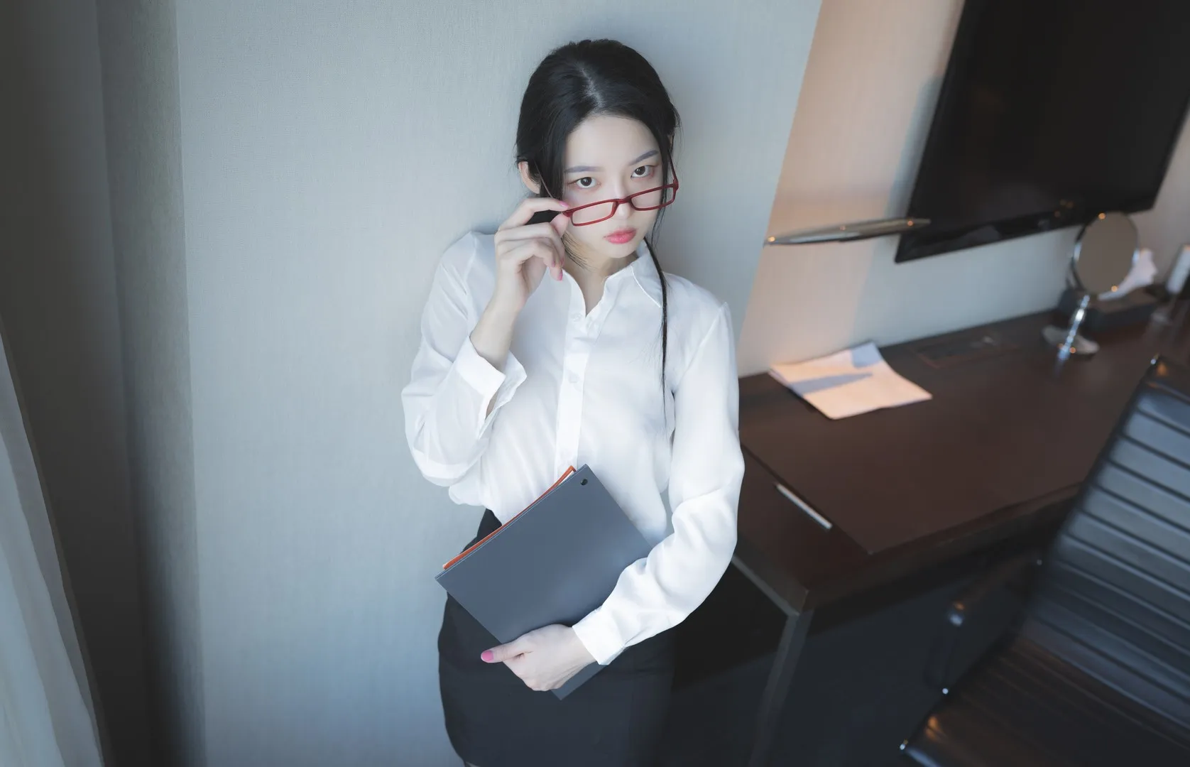 Yeha(예하)作品目录｜作品编号、合集列表与最新更新 Yeha(예하)白衬衫红色眼镜室内造型