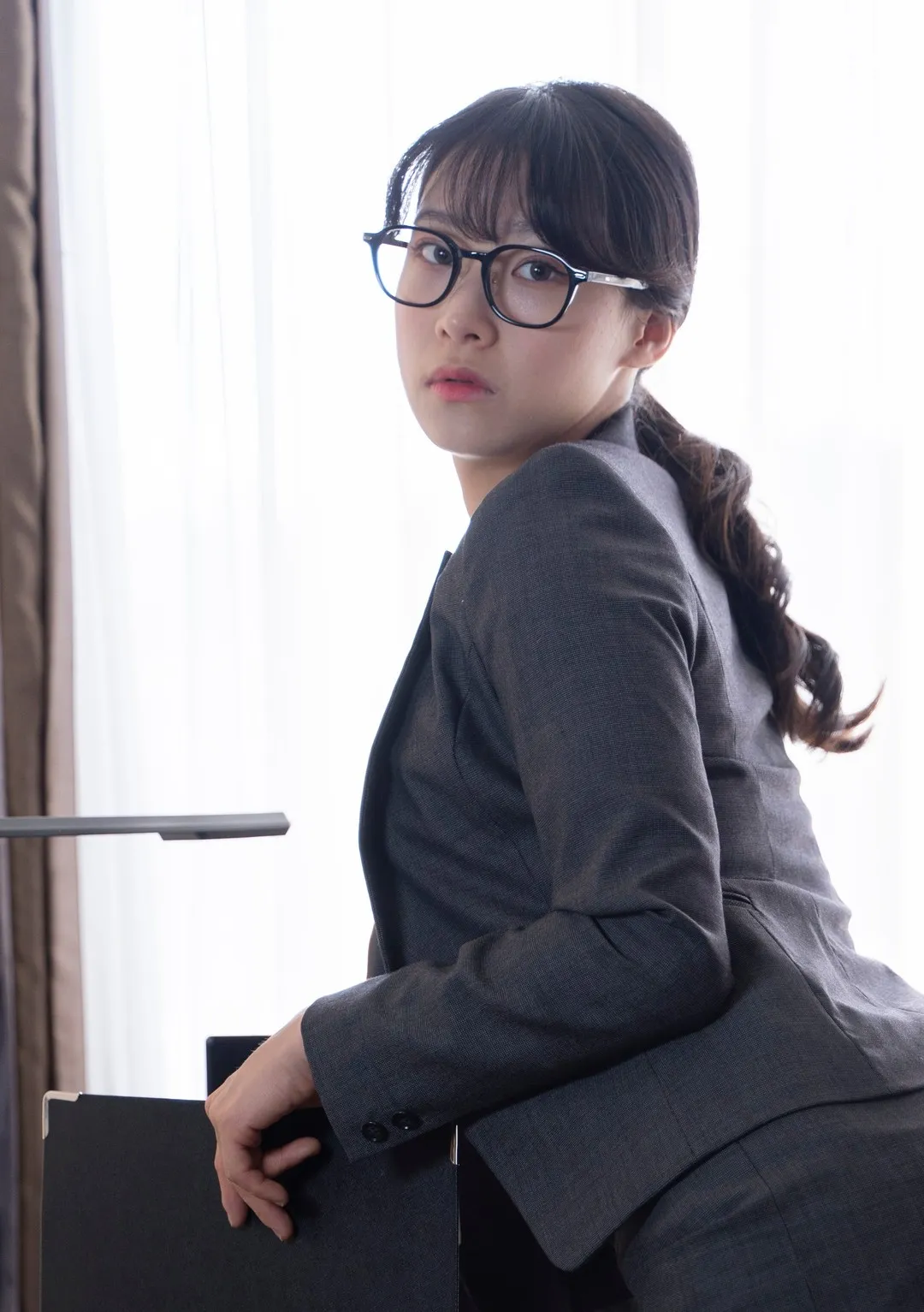 MyungAh作品目录|作品编号、合集列表与最新更新 MyungAh黑色服装眼镜造型写真照片